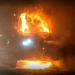 Una camioneta se incendió en pleno centro de Tartagal