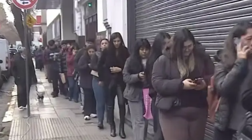 Desesperación por trabajo: 5.000 personas compitieron por 400 empleos