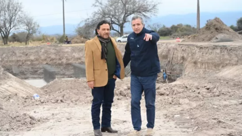 Sáenz supervisó el inicio del canal pluvial de la Autopista del Valle
