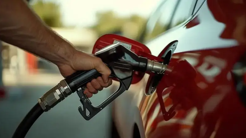 Golpe al bolsillo: Milei vuelve a subir los impuestos a los combustibles