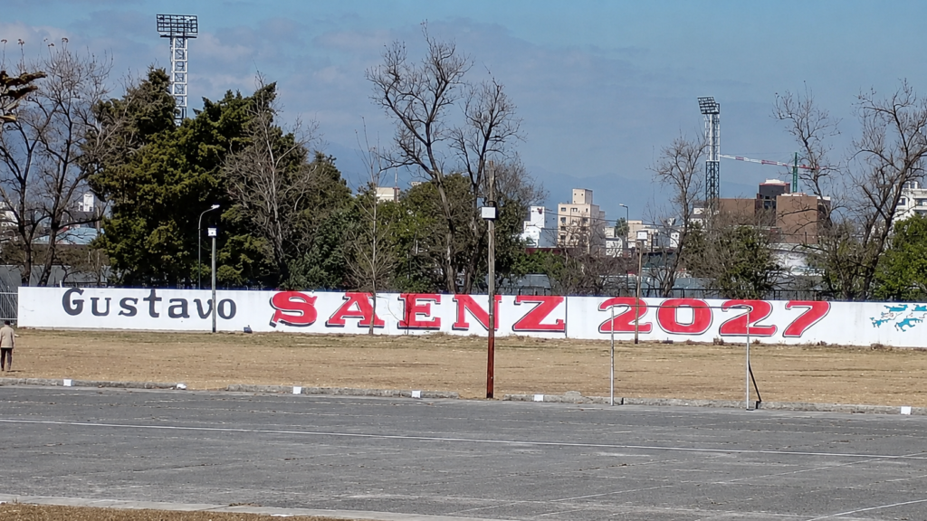 Pintadas en Salta: Instalaron el nombre de Gustavo Sáenz para 2027