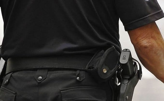Seguirá detenida por robarle el arma a un policía