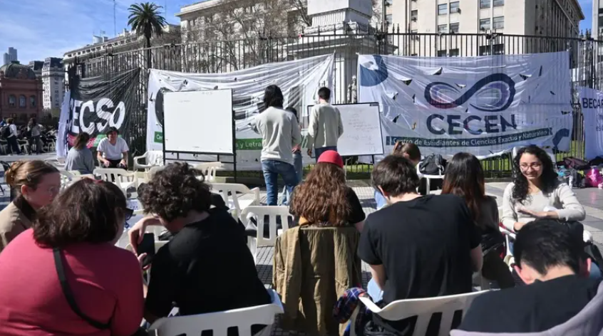 Crece el conflicto entre Milei y las universidades: Universitarios harán clases públicas contra el Gobierno