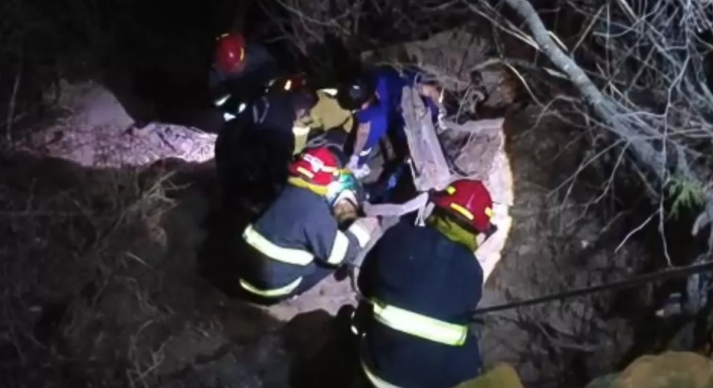 Rescate en el cerro San Bernardo: un conductor cayó por la ladera y fue asistido por SAMEC y Bomberos