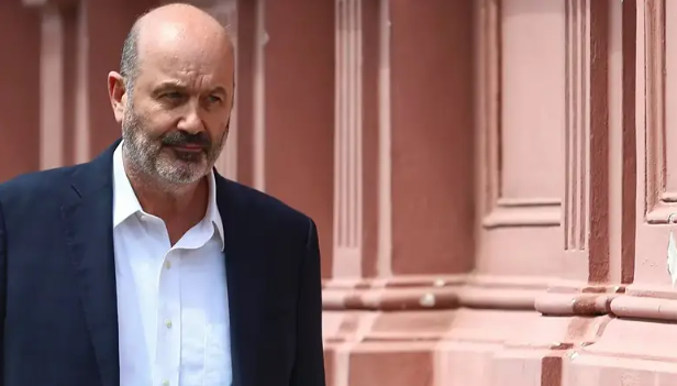 Milei sostiene a Sturzenegger pese al rechazo de Karina