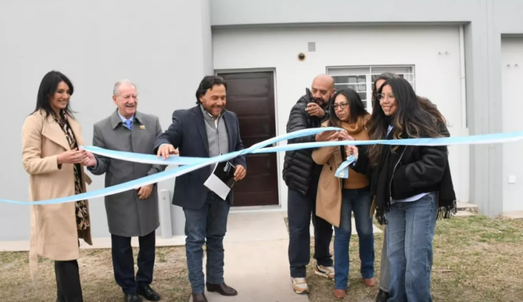 Sáenz entregó 138 viviendas en Capital y apuntó a Nación por la paralización de obras