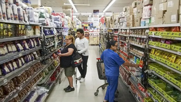Inflación de julio: volvió al 2,1% y complica el plan de Milei