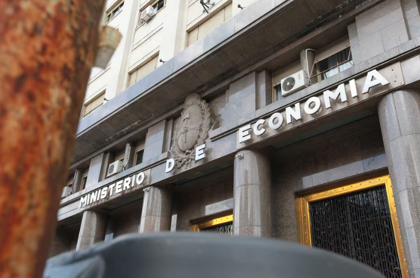 Economistas alertan por el plan de Milei y Caputo: “Es insostenible”