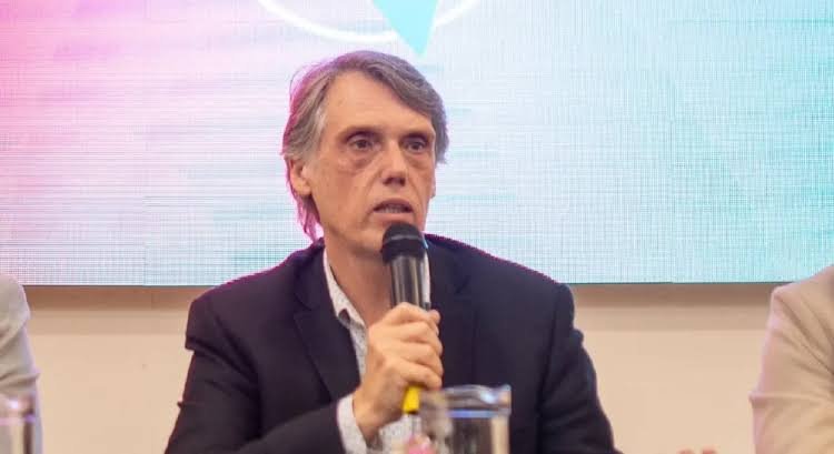 Kosiner avaló controles psicológicos a funcionarios