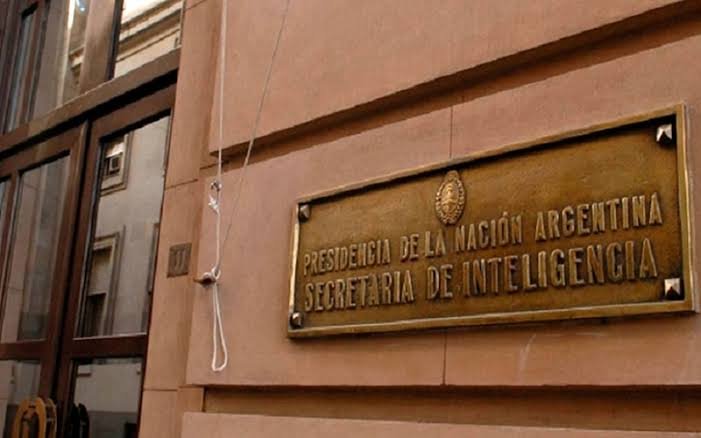 Acorralan a la SIDE por archivos del Proceso
