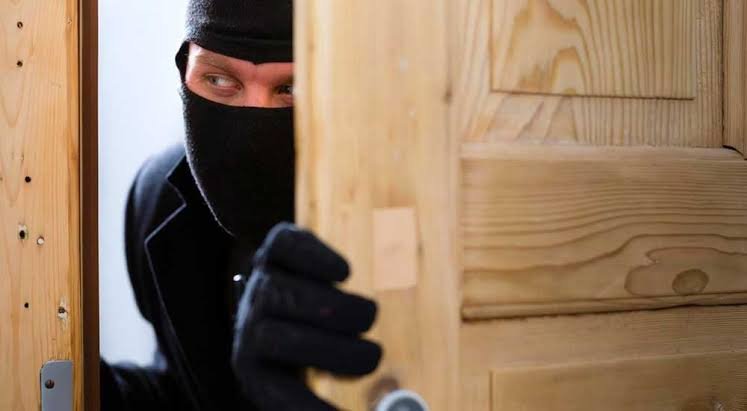 Fue sorprendido en un ropero y quedó detenido