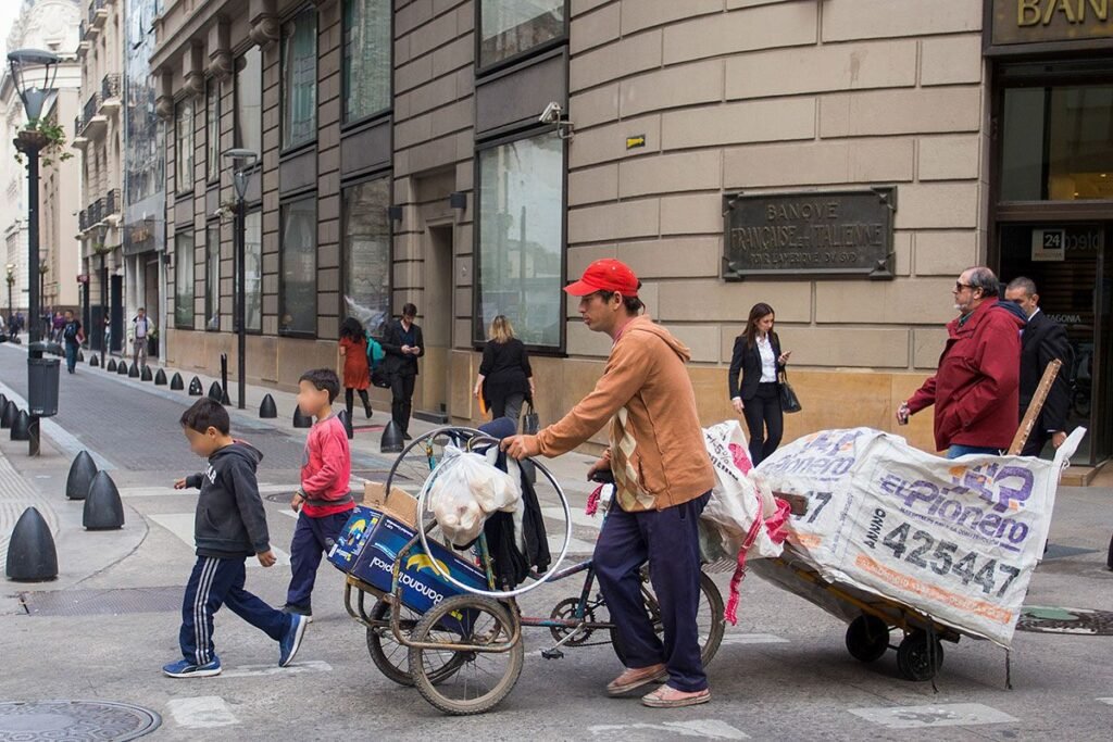 Milei no la ve, o no la quiere mirar: La pobreza volvió a subir y alcanza al 30% de la población