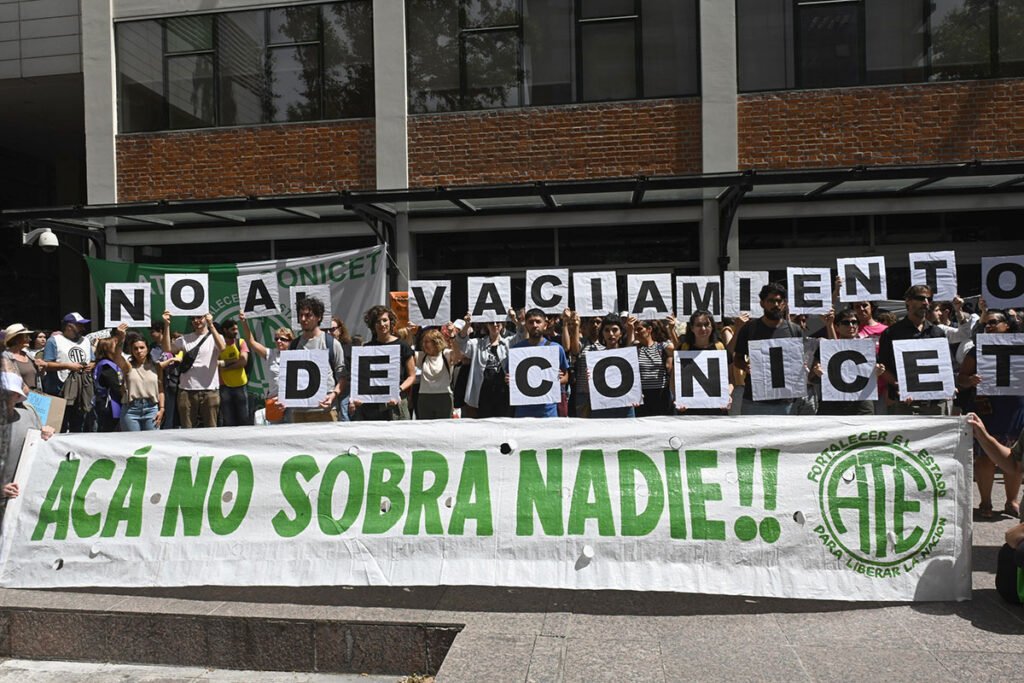 Ciencia y universidades marchan contra el ajuste de Milei