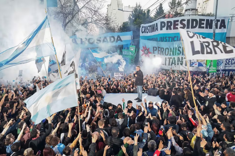 A cuatro años del atentado, Cristina volvió al balcón