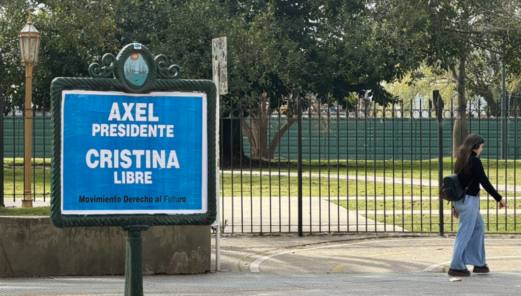 PERONISMO: Aparecen carteles de “Axel presidente, Cristina libre”