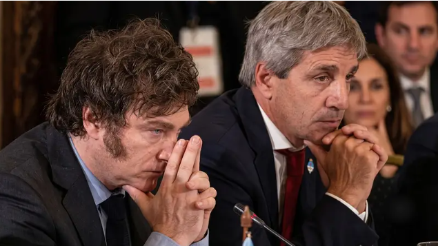 LOS MESSIS DE LAS FINANZAS PIERDEN POR GOLEADA: Milei y Caputo no frenan la presión financiera y sube el Riesgo País