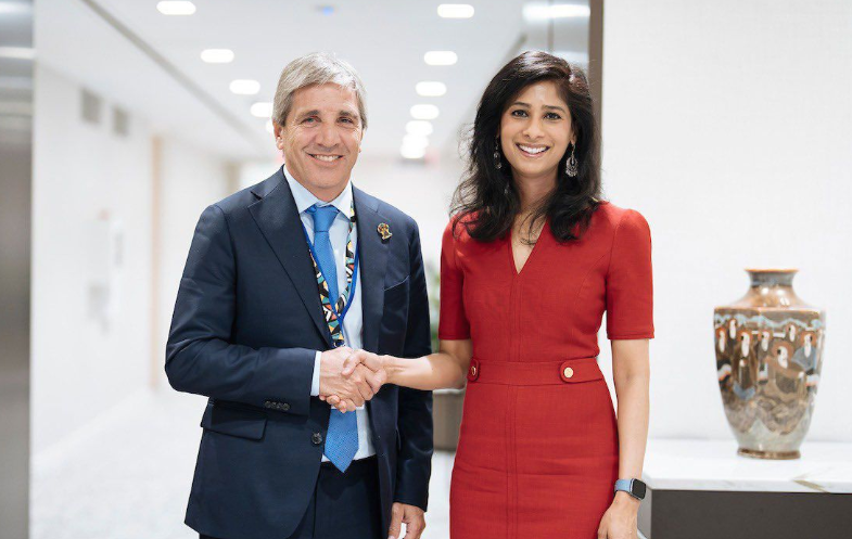 Gita Gopinath contradice a Milei: pide más reservas, un dólar más alto y que no esperen inversiones