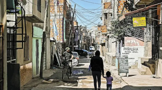 Familias se endeudan para comer y dejan de pagar servicios