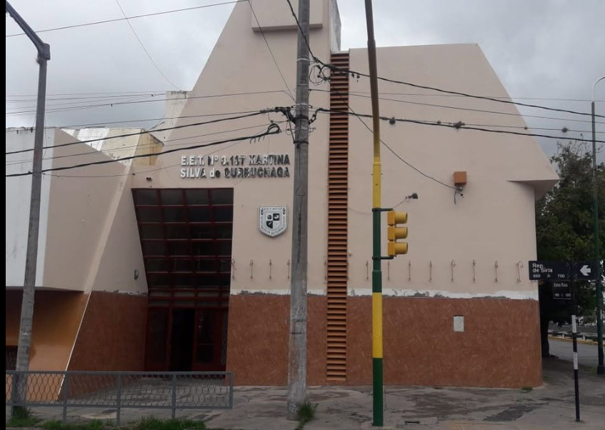 Denuncian una pileta abandonada dentro de una escuela de Salta y advierten por el agua acumulada