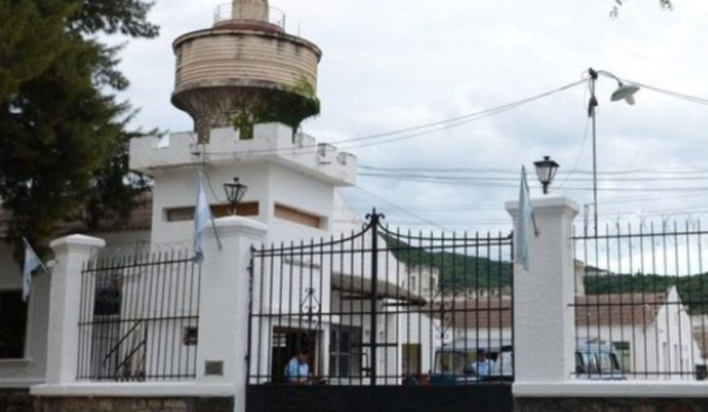 Investigan medicamentos ocultos en un inodoro del penal de Villa Las Rosas