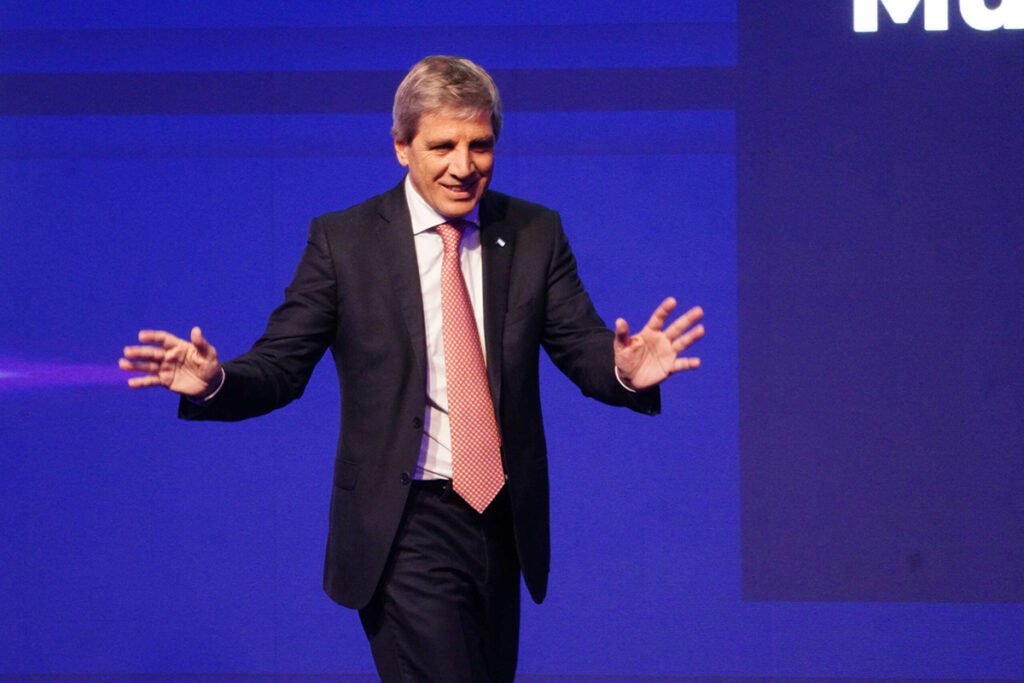 Caputo designó a dos funcionarios que no cumplen los requisitos exigidos para sus cargos