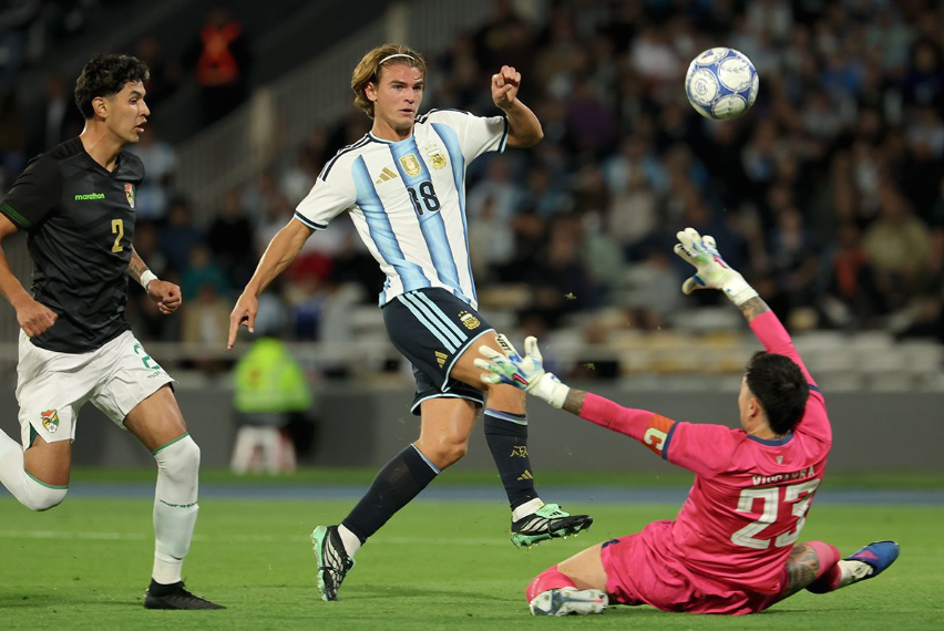 Argentina goleó 4-0 a Bolivia y comenzó la era sin Messi
