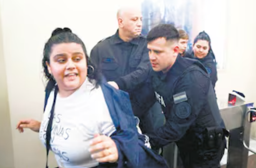 Universitarios reclamaron fondos y los desalojaron