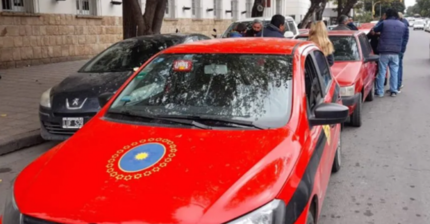 Salta prohíbe publicidad de apuestas en taxis y remises