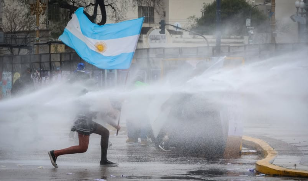 El Gobierno reprimió la marcha universitaria contra el ajuste de Milei
