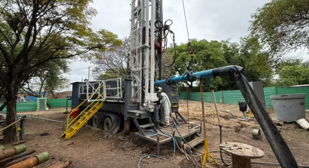 Aguas del Norte perfora un pozo de 220 metros en plaza España: La obra beneficiará a más de 20.000 vecinos