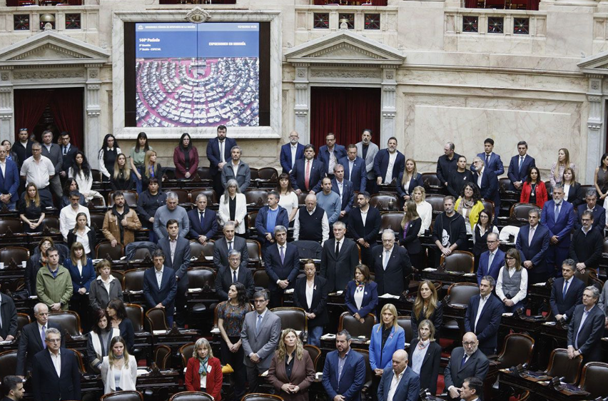 ¡Milei busca cajonear el desendeudamiento familiar y crece la polémica!