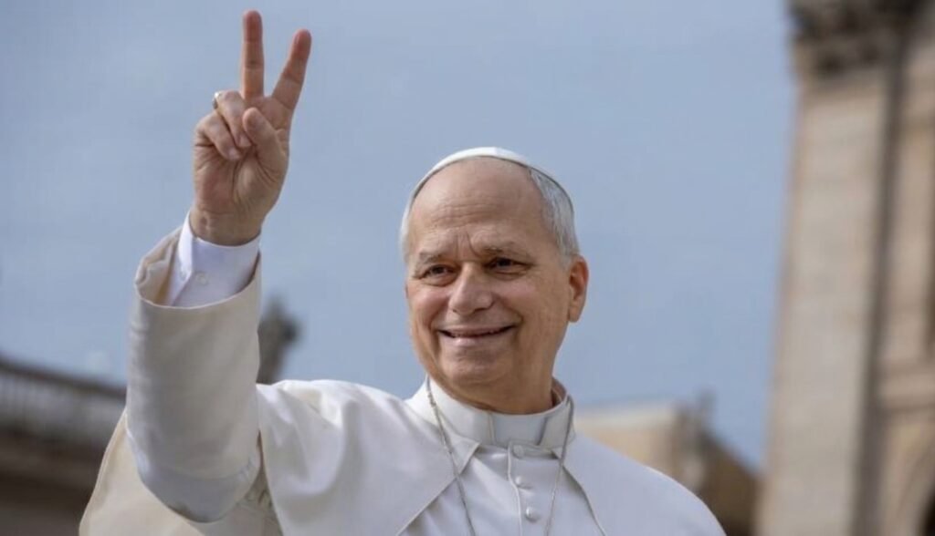 El Papa llega con una agenda social que irrita a Milei